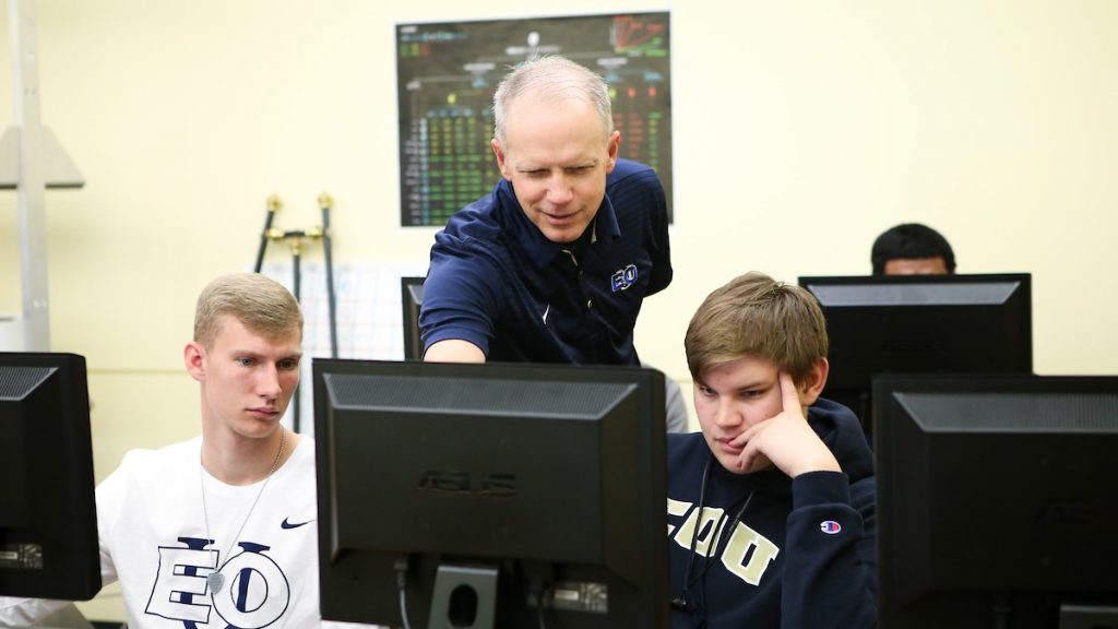 EOU Professor Steve Sheehey Instructing Students in the Computer Science Linux Lab