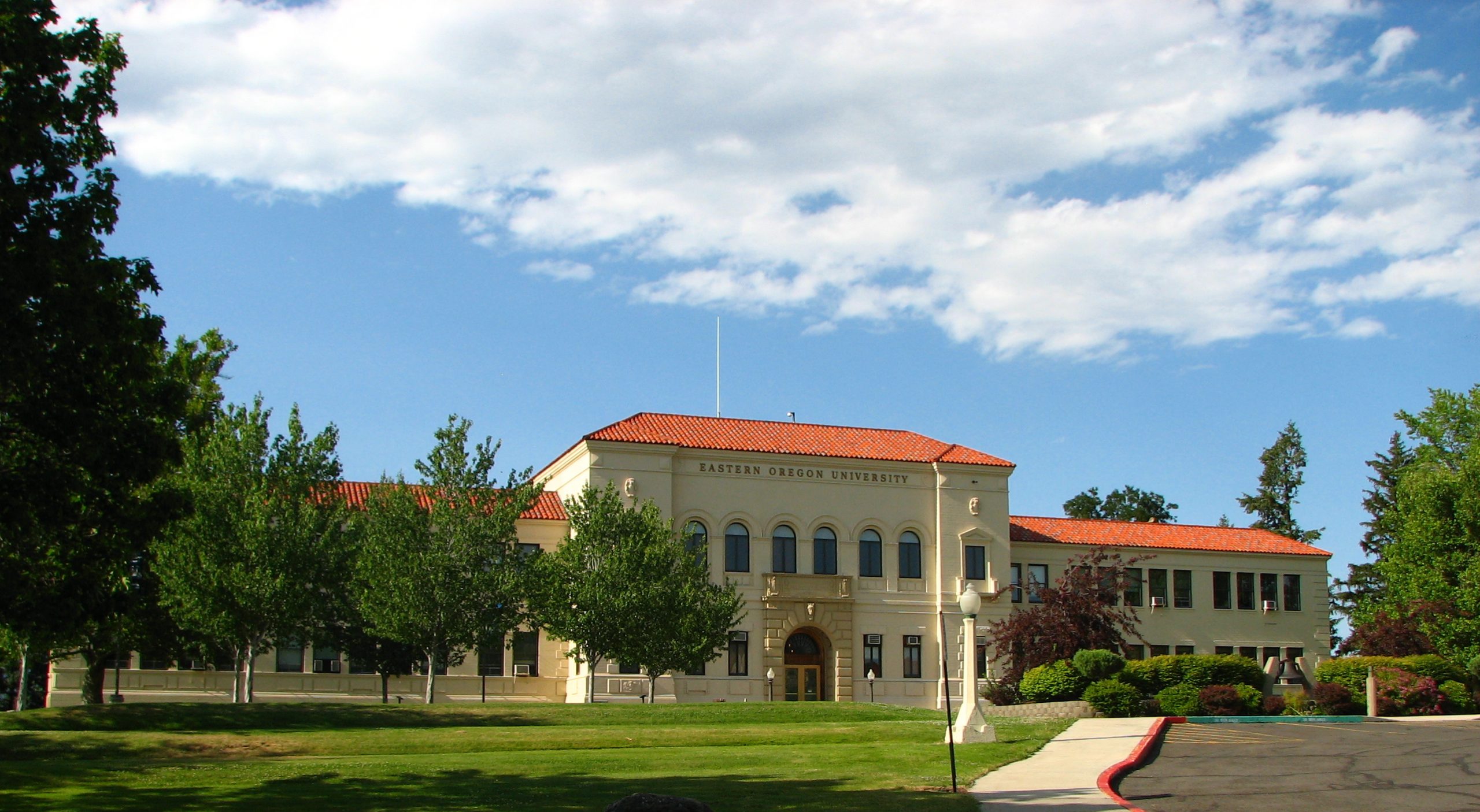 Eastern Oregon University administrative building Inlow Hall in summer