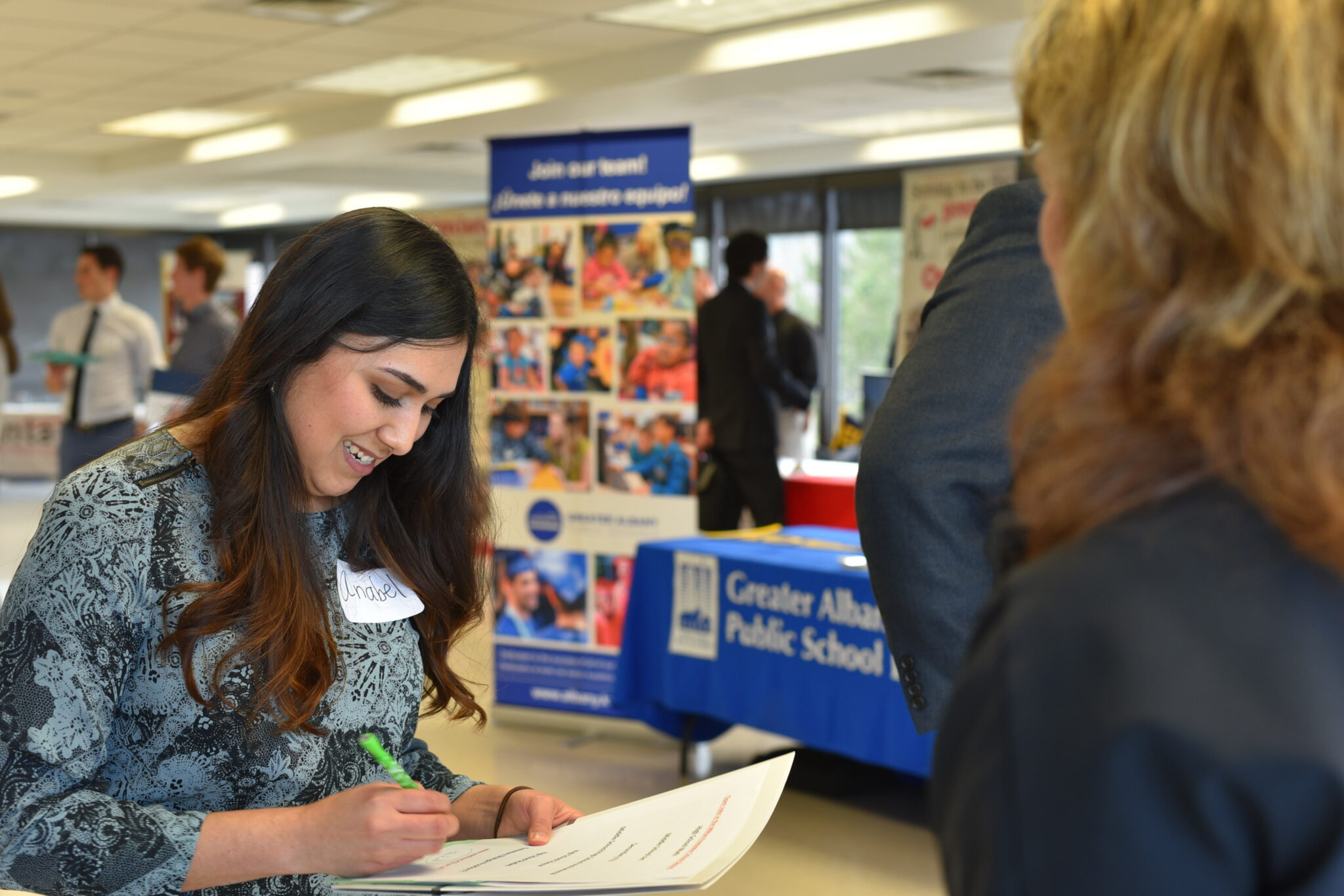 Выпускной студентов. Студенты в аудитории. Студенчество. Университет студенты. Радостные студенты.