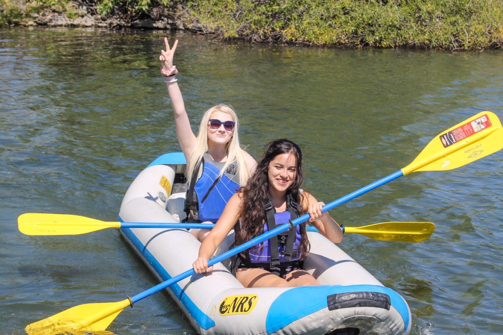 EOU students kayaking on Morgan Lake.