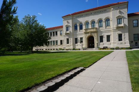 Image of EOU's Inlow Hall in spring