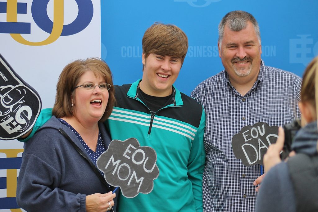 A freshman with their parents at EOU move in day