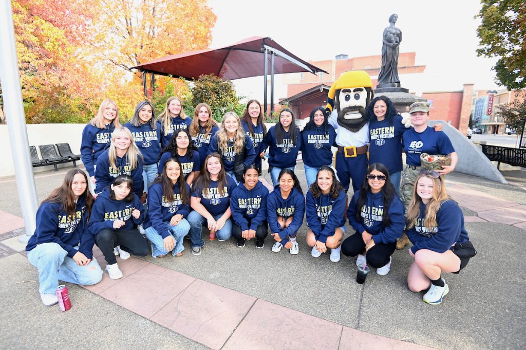 Monty Mountaineer posing with EOU students