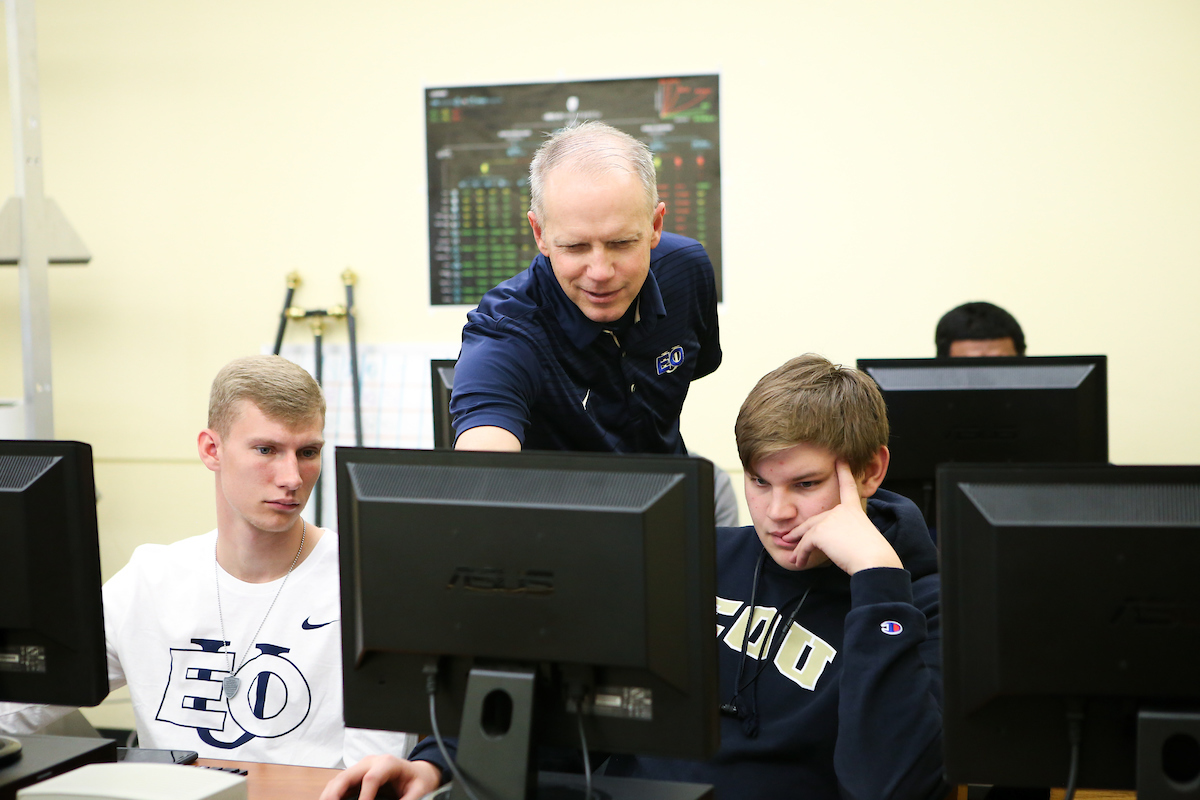 Professor Steve Sheehey instructing students in the EOU Linux Lab
